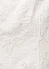 Vestido midi blanco de encaje con tirantes finos y escote cuadrado.