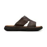 Sandalias de cuero marrón con costuras a la vista, suela de goma negra y plantilla marrón.