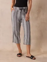 Pantalón capri de lino estampado marca Dash, con pretina ancha elastizada y bolsillos inclinados en la parte delantera.