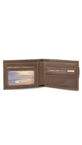 Billetera marrón de cuero liso con banda elástica tricolor. Interior con compartimento para billetes, visor y tarjeteros.