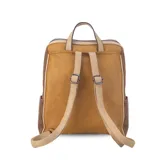 Mochila combinada en tres tonos: marrón, beige y negro. Tiene un bolsillo frontal con cierre, asa de mano y correas regulables.