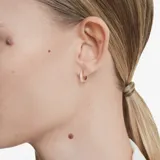 Aros pequeños de aro Swarovski, bañados en tono oro rosa y adornados con circonitas transparentes.