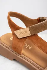 Sandalia de cuero color marrón con tiras combinadas en gamuza y ajuste con velcro.