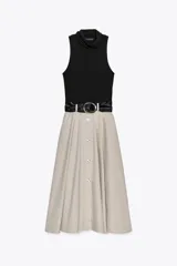 Vestido midi con falda beige con botones y cuerpo negro de cuello alto y sin mangas. Incluye cinturón negro con hebilla plateada.