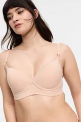Soutien color beige de microfibra sin costuras, con aro para mayor sujeción, breteles regulables y broche doble con tres medidas en la espalda.