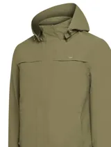 Campera impermeable verde oliva con capucha desmontable, cierre frontal con broches y bolsillos laterales con cierre.