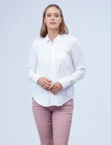 Camisa blanca de rayón con cuello con solapa, abertura central con botones y bolsillo aplicado.