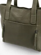 Bolso tipo tote bag de cuero granulado color verde militar, con dos asas de hombro y bolsillo frontal con cierre.