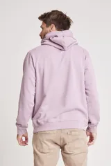 Buzo lila con capucha y cordones ajustables, con logo estampado en el pecho.