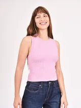 Musculosa de punto color lila, con cuello redondo y sisas anchas.