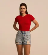 Blusa blanca de textura waffle, cuello redondo y mangas cortas.