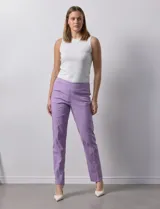 Pantalón verde esmeralda de gabardina elastizada, con pretina ancha y faja interna modeladora. Tiene costuras verticales pespunteadas en el frente y bolsillos ojal simulados en la parte trasera.