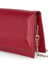 Cartera de mano plateada con textura craquelada y cadena metálica plateada.