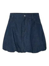 Minifalda de jean azul oscuro, corte globo, tiro medio, con bolsillos laterales y traseros.