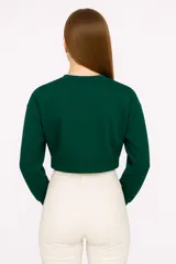 Buzo verde grisáceo corto, con cuello redondo y mangas largas.