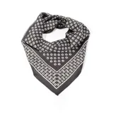 Pañuelo negro con estampado blanco en diseño clásico.