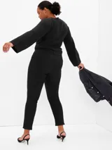 Pantalón de jean negro, de corte recto y tiro alto.