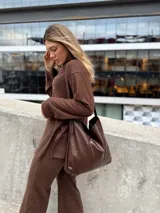 Bolso shopper color chocolate de eco-cuero, con correa regulable, cierre magnético y neceser removible con cierre.