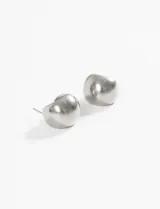 Aros plateados de acero quirúrgico hipoalergénico con diseño curvado.