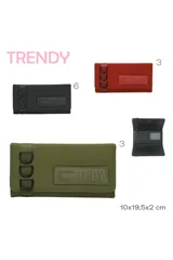 Billetera Trendy negra con cierre de solapa con broche a presión y detalle de tres aros metálicos en el lateral. Estampado con la frase "Manifesting all the good" y el logo de la marca.
