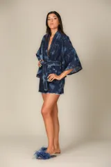 Kimono de mezclilla con efecto tie-dye, mangas 3/4 y cinturón desmontable.