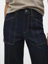 Pantalón de jean azul oscuro de corte amplio con bolsillos delanteros y traseros.