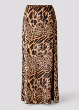 Pollera maxi de tela fluida con estampado animal print en tonos marrones, negros y beige, con una abertura lateral.