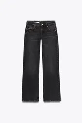 Pantalón de jean negro de tiro bajo, corte wide leg y largo hasta el tobillo. Diseño de cinco bolsillos, cierre frontal con cremallera y botón metálico.
