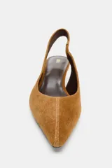 Zapato destalonado de serraje color camel, con punta fina y tira trasera elástica. Posee un tacón bajo tipo kitten heel.