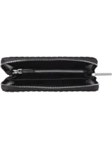 Billetera Calvin Klein negra de piel sintética acolchada con cierre de cremallera. Tiene 12 ranuras para tarjetas, 2 ranuras para billetes y un bolsillo para monedas con cremallera.