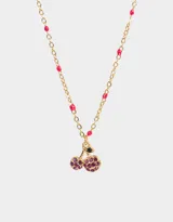 Collar corto dorado con cadena de eslabones y cuentas rosadas. Dije de cerezas con incrustaciones de strass fucsia y hoja verde.