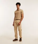 Camisa marrón de corte slim, con cuello polo, cierre de botones y textura acanalada.