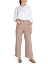 Pantalón de pierna recta y tiro alto color beige, con bolsillos estilo carpintero y cinturón con hebilla metálica.