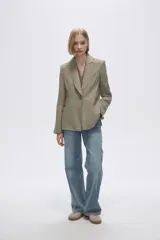Blazer color crudo de rayon, entallado, con cuello solapa y cierre con un botón.