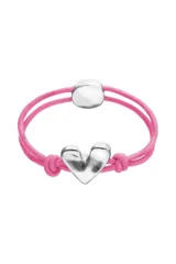 Pulsera de hilo elástico doble color rosa vibrante, con un dije central de corazón plateado de apariencia tridimensional y un cierre de bola metálica plateada.