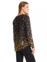 Blusa de gasa estampada en negro y amarillo, marca Zac & Rachel. Cuello a la base, escote en V con abertura de botones y manga larga con presilla y botón para regular el largo.