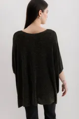 Sweater tejido de punto color crudo, con escote en V, mangas 3/4 y corte holgado.