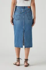 Falda midi de jean azul con corte recto y abertura trasera.