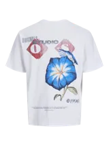 Camiseta blanca de manga corta y cuello redondo con calce holgado. Estampa pequeña en el pecho y estampa grande en la espalda con print de goma de tacto suave.