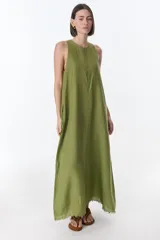 Vestido largo blanco de lino, sin mangas y con bolsillos laterales.