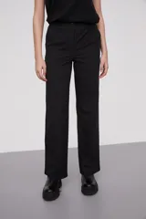 Pantalón negro de corte recto y tiro alto, con cintura elástica y bolsillos laterales.
