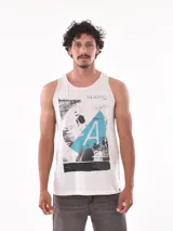 Musculosa blanca con estampado de una tabla de surf en la playa.