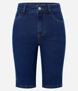 Bermuda femenina confeccionada en jeans, modelo new ciclista, con trabillas en la cintura, bolsillos y cierre delantero con botón y cremallera.