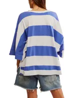 Remera de corte extragrande a rayas horizontales amarillas y blancas, confeccionada en jersey de peso medio, con textura suave y hombros caídos para un look relajado. Presenta un cierre frontal parcial con botón y terminaciones simples.
