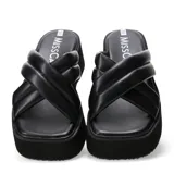 Sandalia de plataforma blanca con tiras acolchadas cruzadas.