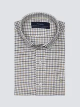Camisa de hombre marca Tranquera, de corte clásico, confeccionada en algodón con diseño a cuadros en tonos marrón y azul sobre fondo blanco.