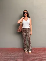 Bolso tote de cuero color marrón tostado, con costuras decorativas en hilo crudo y doble asa de hombro.