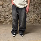 Pantalón jean super baggy color gris oscuro con bordado en el bolsillo trasero.