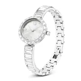 Reloj Swarovski modelo Matrix Bangle, con caja y pulsera de acero inoxidable color plateado, bisel con cristales transparentes y esfera plateada con logo de cisne.