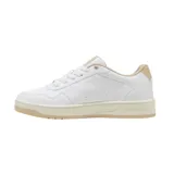 Championes Puma Court Class blancos con detalles en color crema en la suela, el talón y el interior.